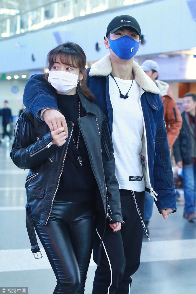 "最美青蛇"与老公勾肩搭背秀恩爱 机场十指紧扣似小情侣|恩爱|戴向宇