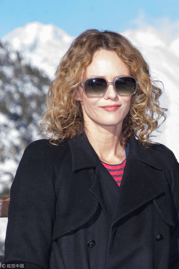 德普前妻凡妮莎与导演男友亮相欧洲电影节皮肤白皙紧致容貌不老