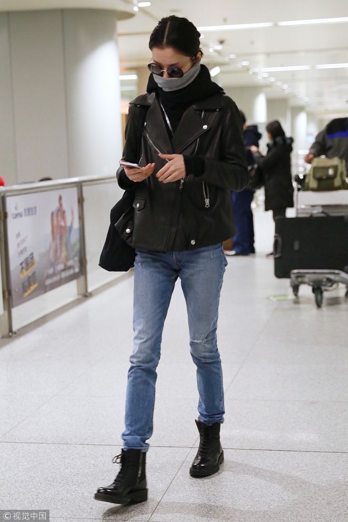 杜鹃穿一身黑皮衣"攻气足"电话打不停 穿高领衣服遮嘴脚步匆忙