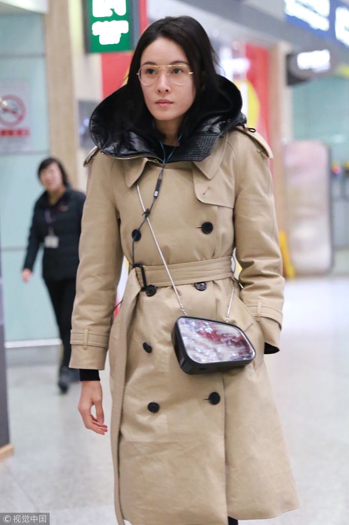 "龙女郎"张蓝心素颜亮相机场 卡其色大衣束腰露小气腿身材高挑