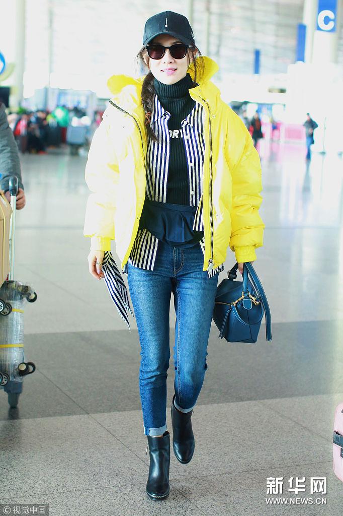 霍思燕亮黄色羽绒服时髦惹眼