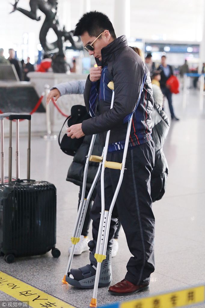 人民的名义"祁厅长"许亚军现身机场 右脚骨折拄拐刷票登机艰难_新浪