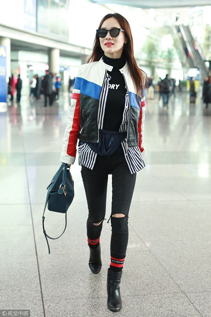 霍思燕拼色皮衣亮相机场酷中带甜 微笑任拍朝镜头挥手亲和十足