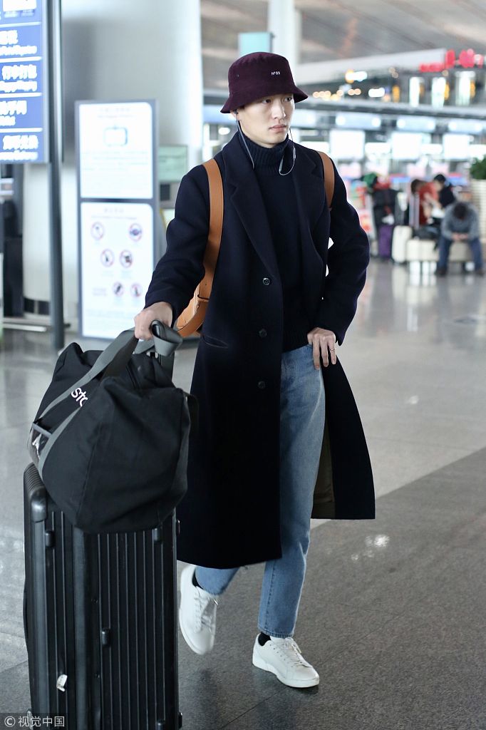 国模金大川戴紫色渔夫帽出行潮到飞起 黑大衣配牛仔裤大长腿抢镜