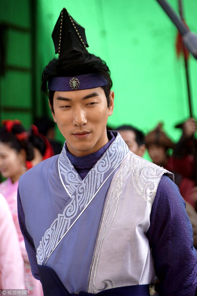 近日,电视剧《鸣鸿传》举行媒体探班,张亮现身片场听导演讲戏.