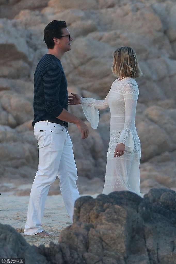 艾丽·拉特拍家族照白裙显优雅 与丈夫挽手看夕阳获小儿子点赞