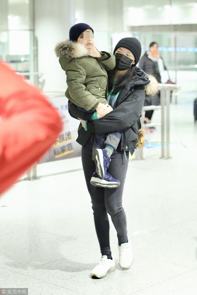 姚晨获5岁儿子接机一路抱着走 小土豆在妈妈怀里撒欢似小魔头_新浪