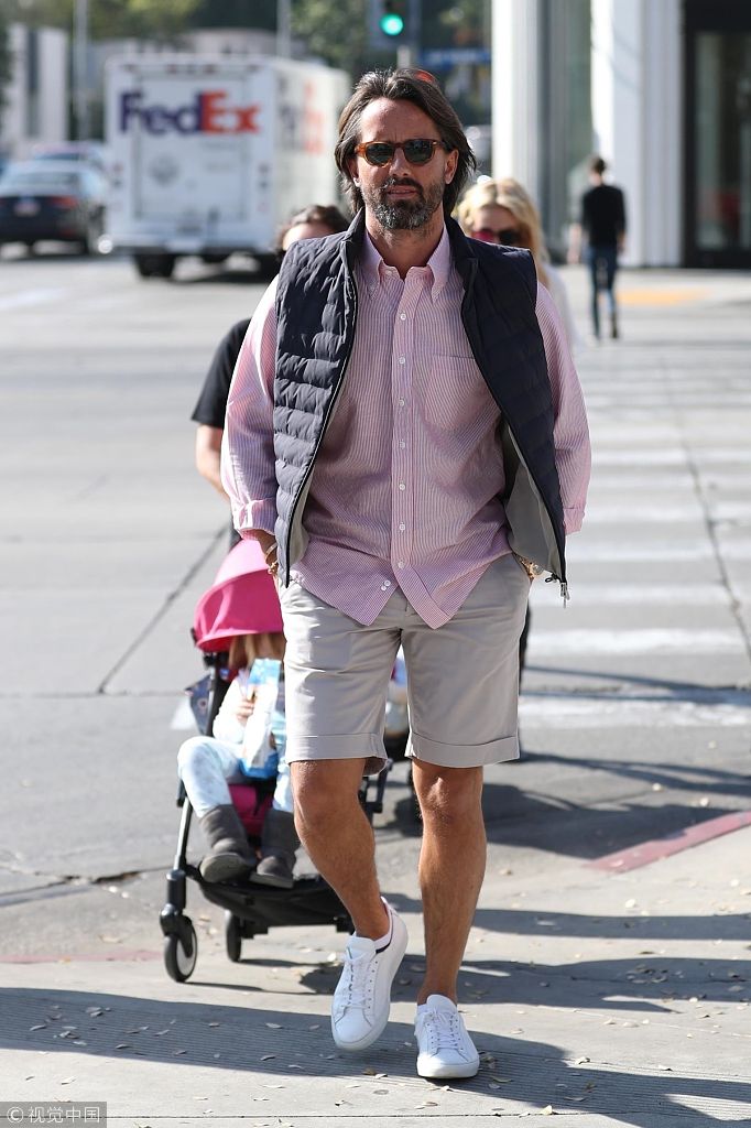 f1千金塔玛拉·埃克尔斯通( tamara ecclestone )推着孩子现身街头.