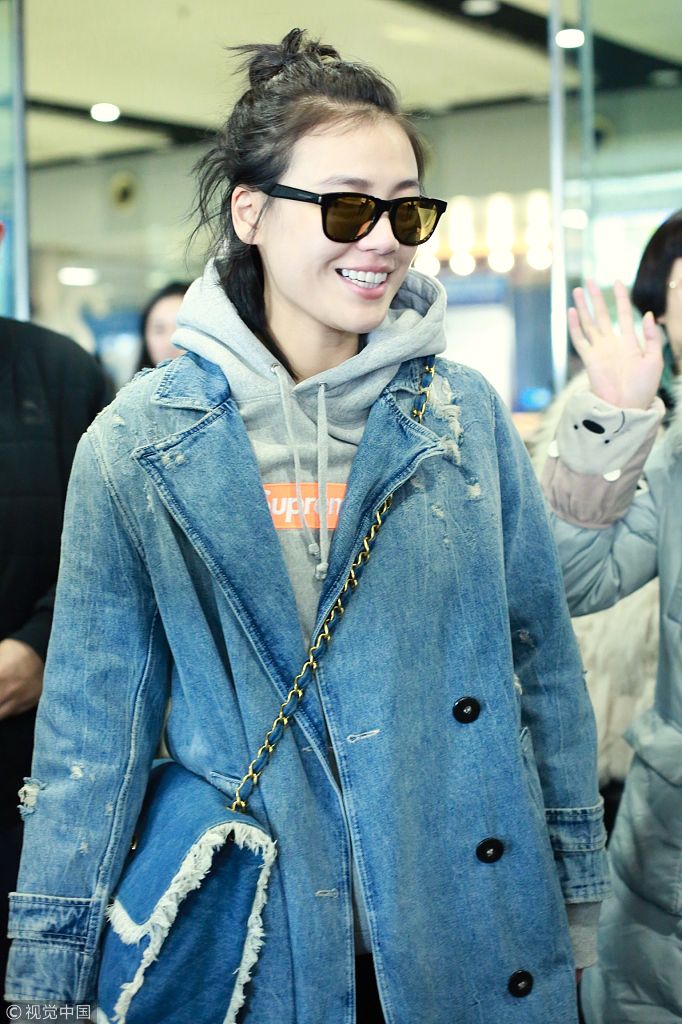 马思纯牛仔装半扎丸子头青春靓丽 素颜皮肤白皙见镜头露甜笑