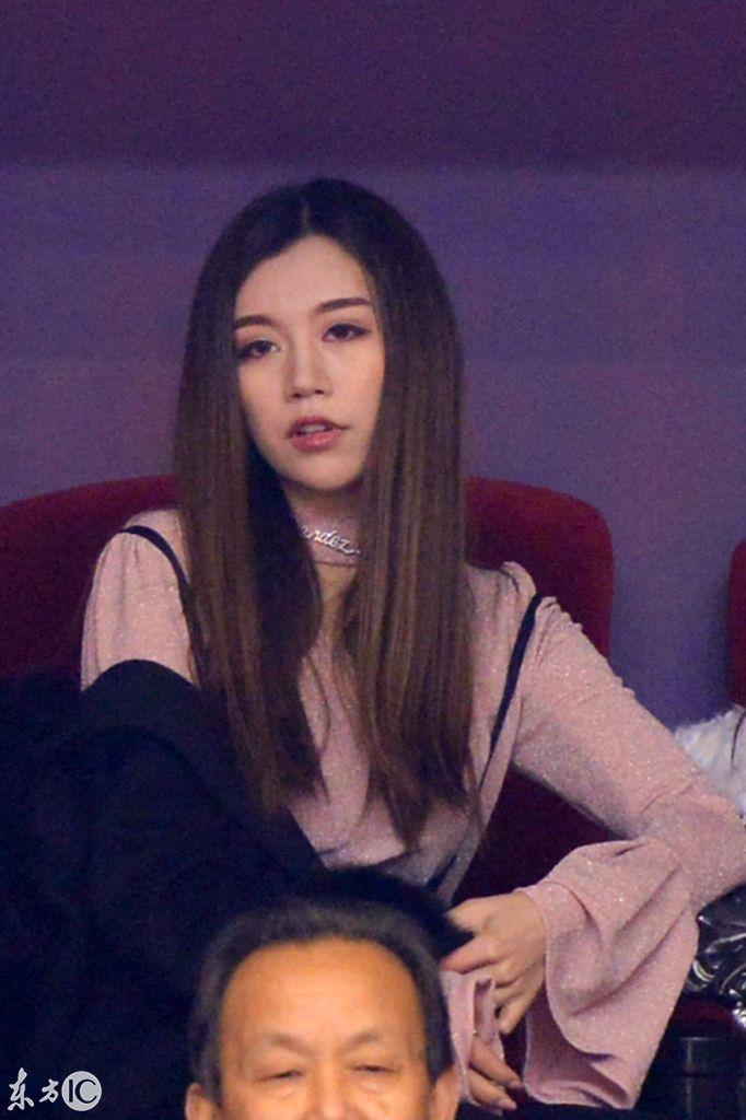 丁彦雨航女友和睢冉妻子同框窃语,网友:你俩说啥呢