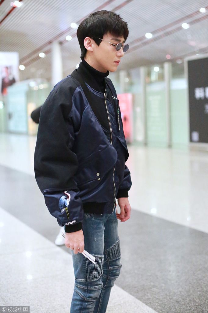 白敬亭穿飞行夹克大玩痞帅风 手捂小心脏翻白眼搞怪