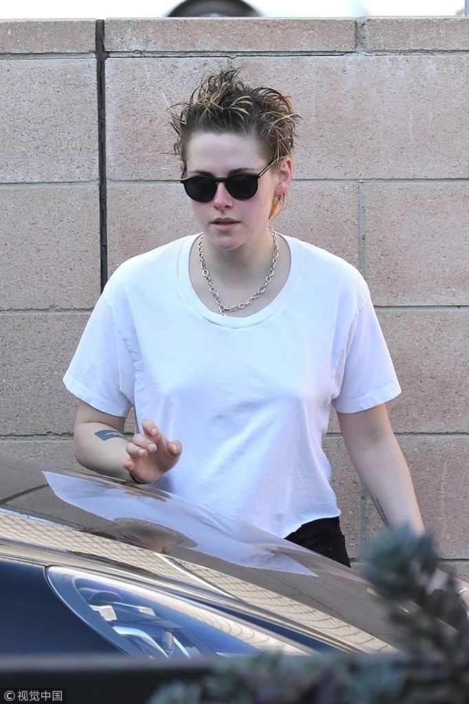 克里斯汀·斯图尔特(kristen stewart)离开瑜伽教室.
