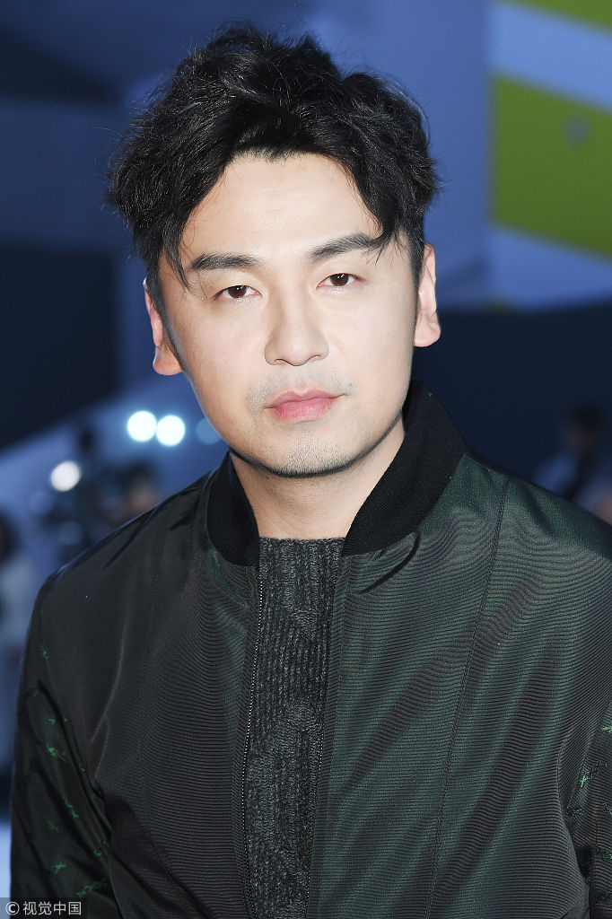 雷佳音现身2018秋冬米兰男装周 "超级大头"秒杀邻座嘉宾