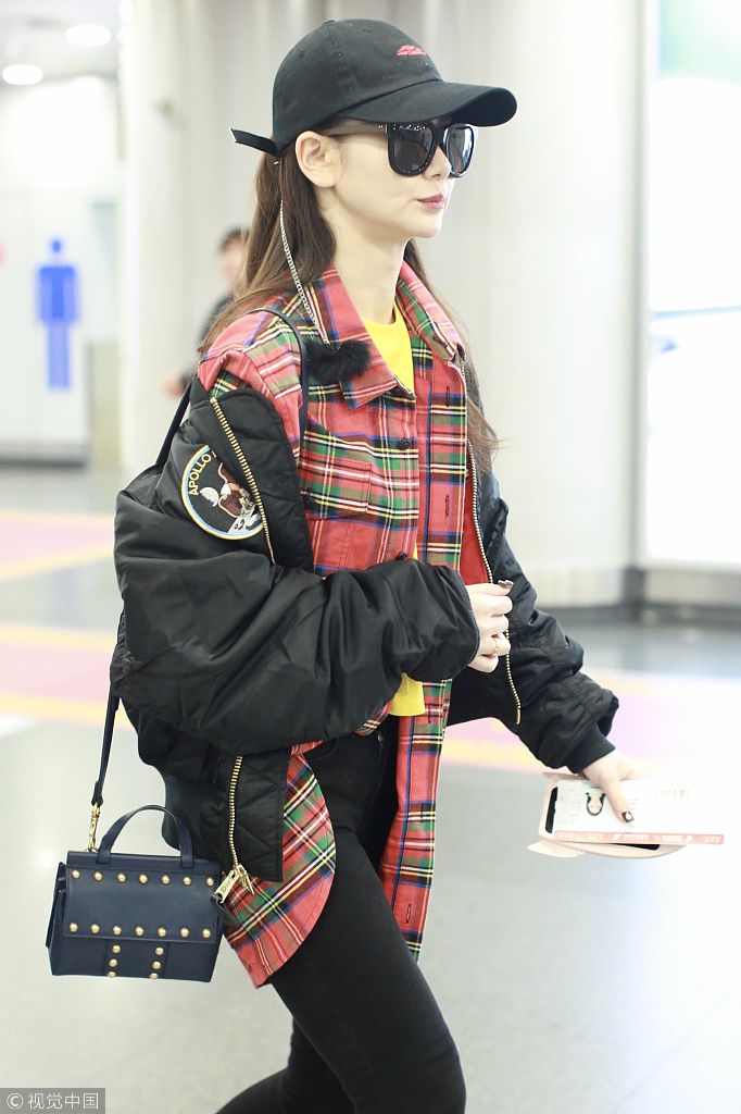 不好好穿衣戚薇半脱外套半塞衬衫大方招手长腿逆天手机壳吸睛