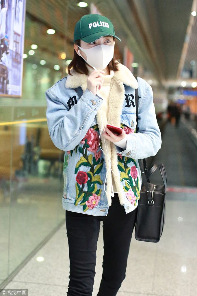 景甜穿刺绣牛仔外套素颜显超宽双眼皮 口罩遮面忙语音示范冬日穿搭