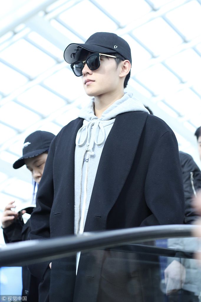 杨洋黑大衣配卫衣领口蝴蝶结亮了 机场公然"走秀"大队人马跟拍