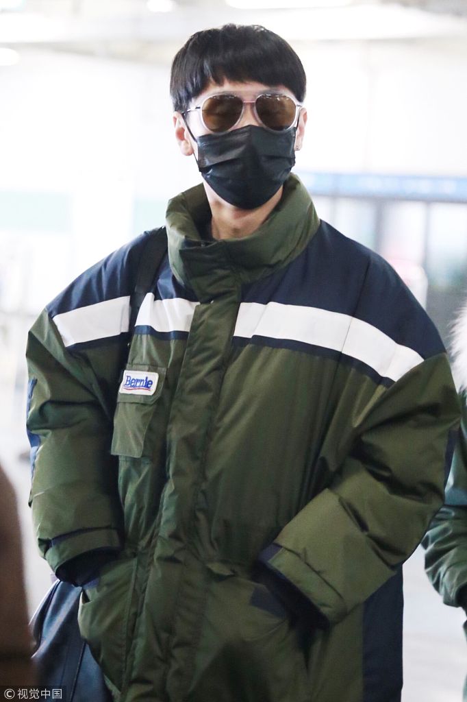 汪苏泷墨镜口罩遮面裹成"绿粽子" 双手插兜机场漫步发型萌萌哒_新浪