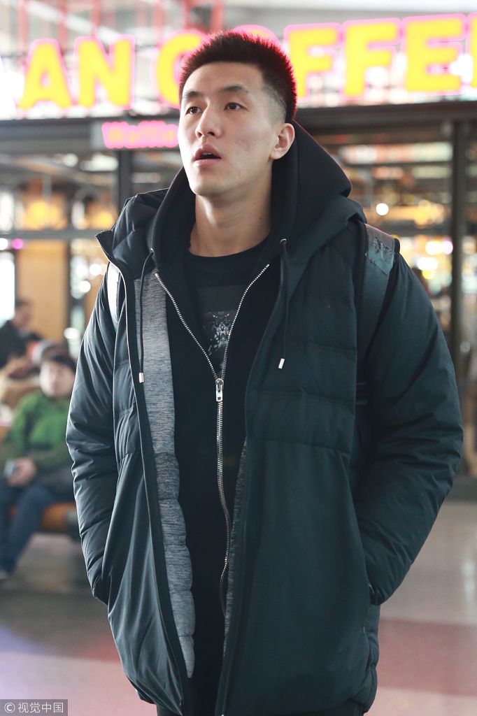 球星郭艾伦潮装现身机场寸头man爆 耐心为迷妹签名暖心boy一枚