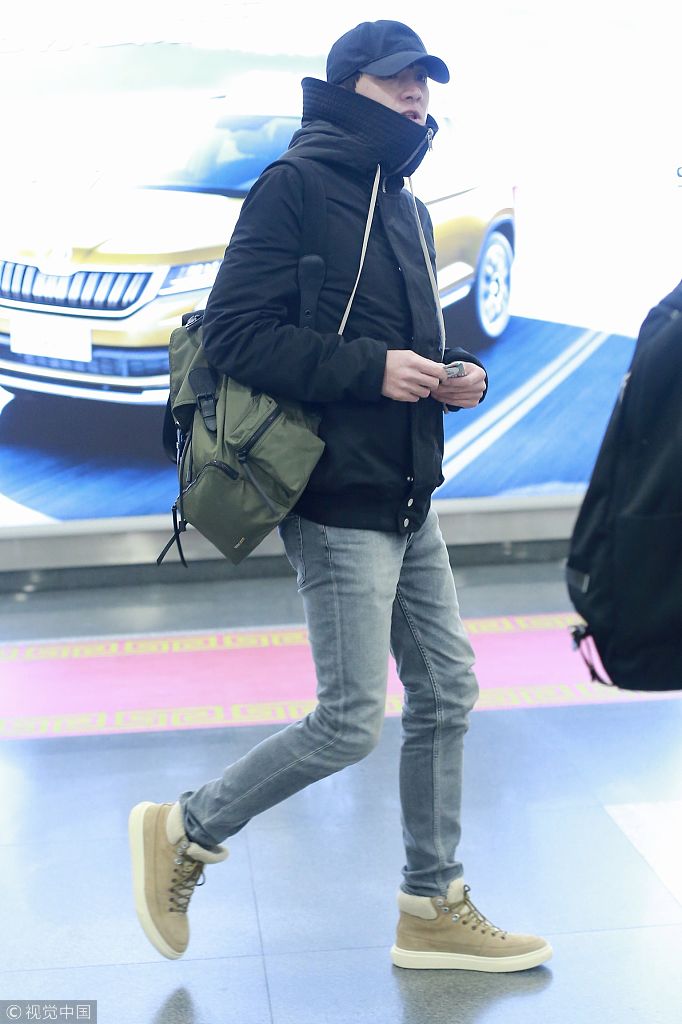 林更新高领棉服不见脖子抵御严寒 大步流星与人热聊"比比划划"_新浪