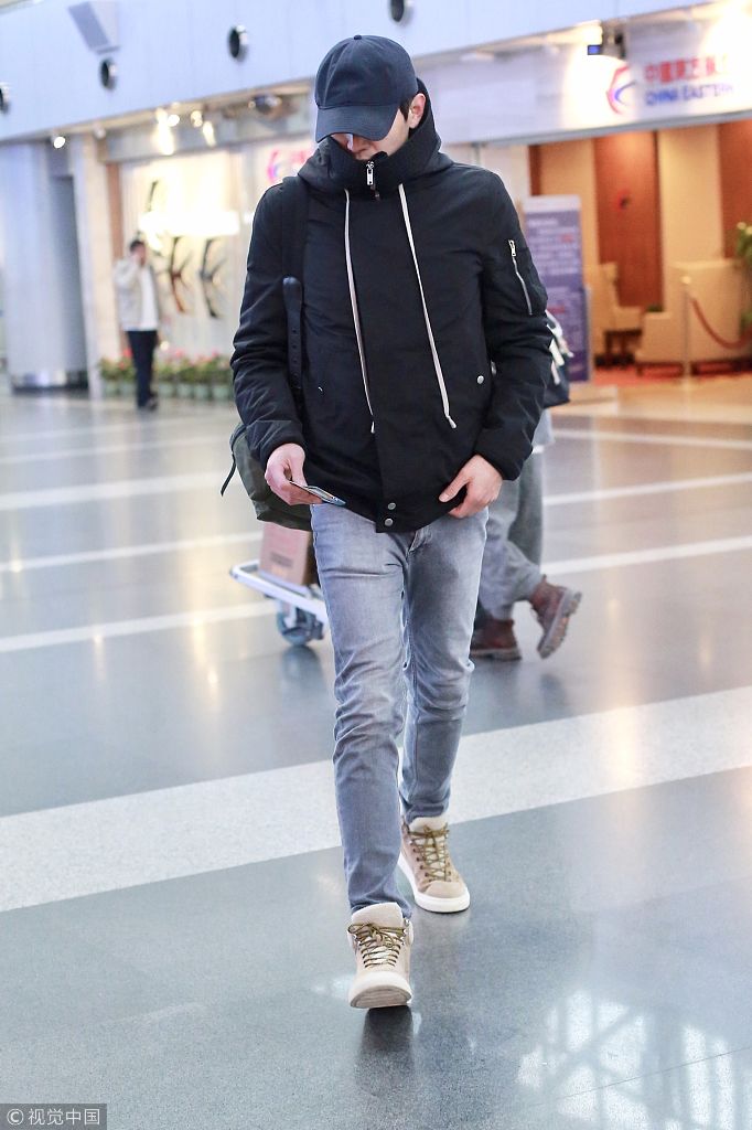 林更新高领棉服不见脖子抵御严寒 大步流星与人热聊"比比划划"