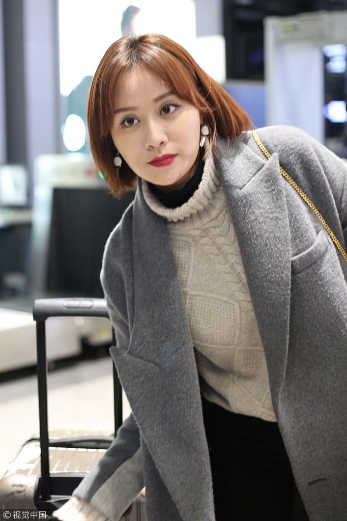辣妈叶一茜灰色大衣造型韩范十足 娃娃头扮嫩红唇难掩御姐气质_新浪