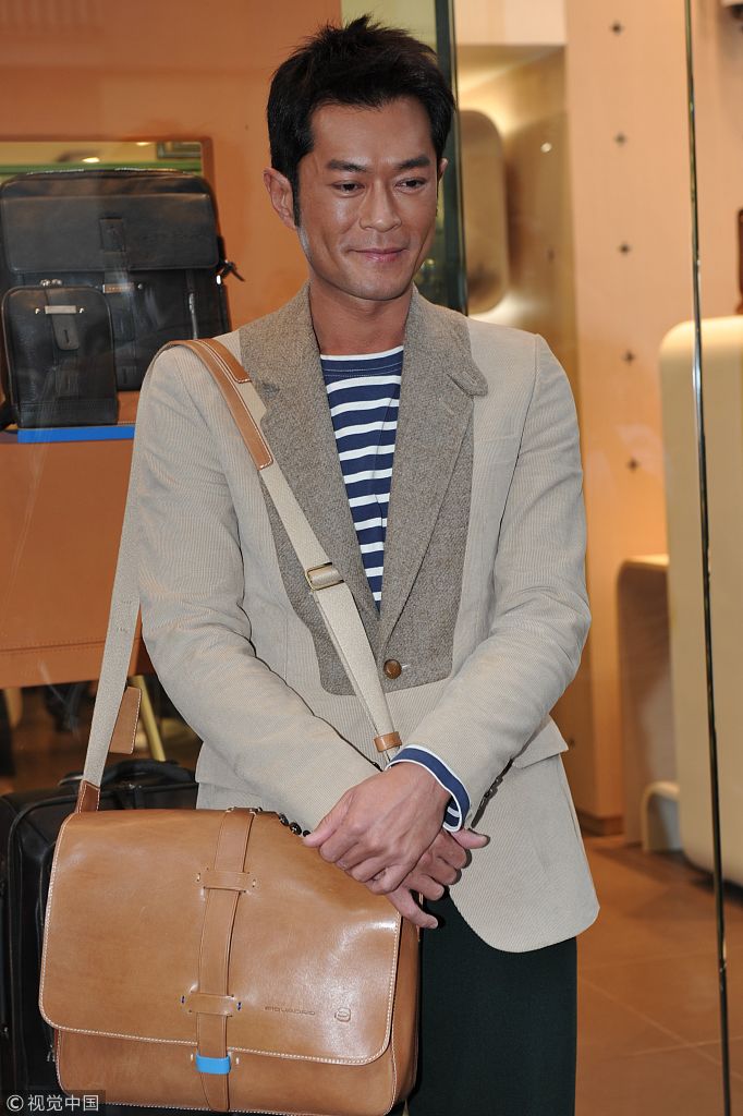 古天乐出席某品牌皮具新品发布会举行,他穿拼接款外套内搭海魂衫配