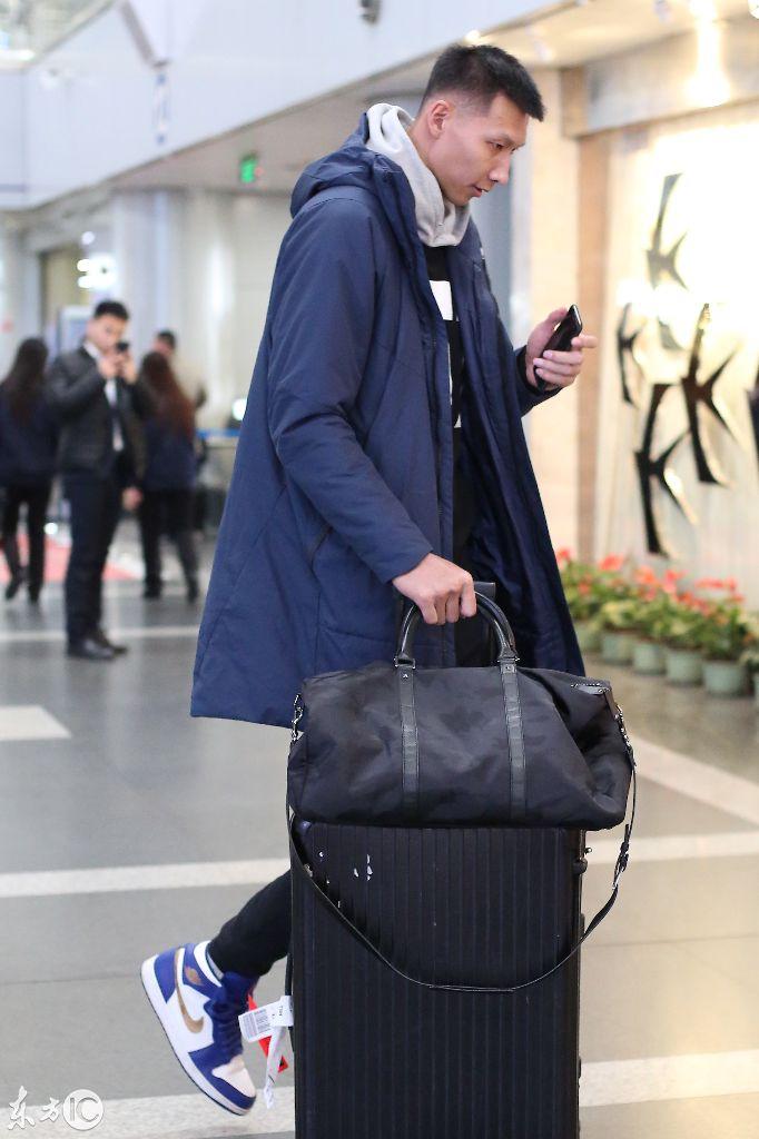 易建联27日现身北京机场 穿大号棉外套独自提包 耐克鞋是亮点