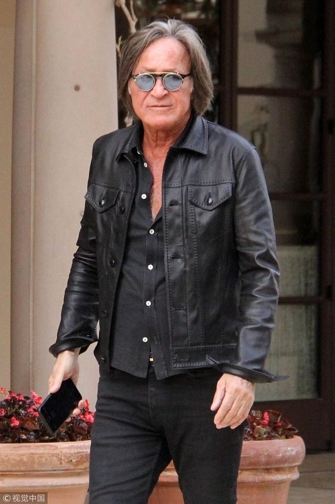 穆罕默德·哈迪德(mohamed hadid)墨镜遮面.