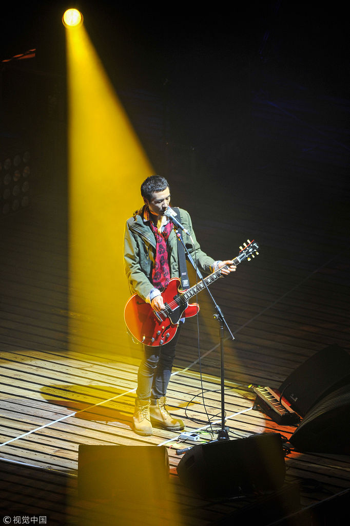 朴树"好好地ii"演唱会北京收官 抱吉他弹唱姿态潇洒迷人