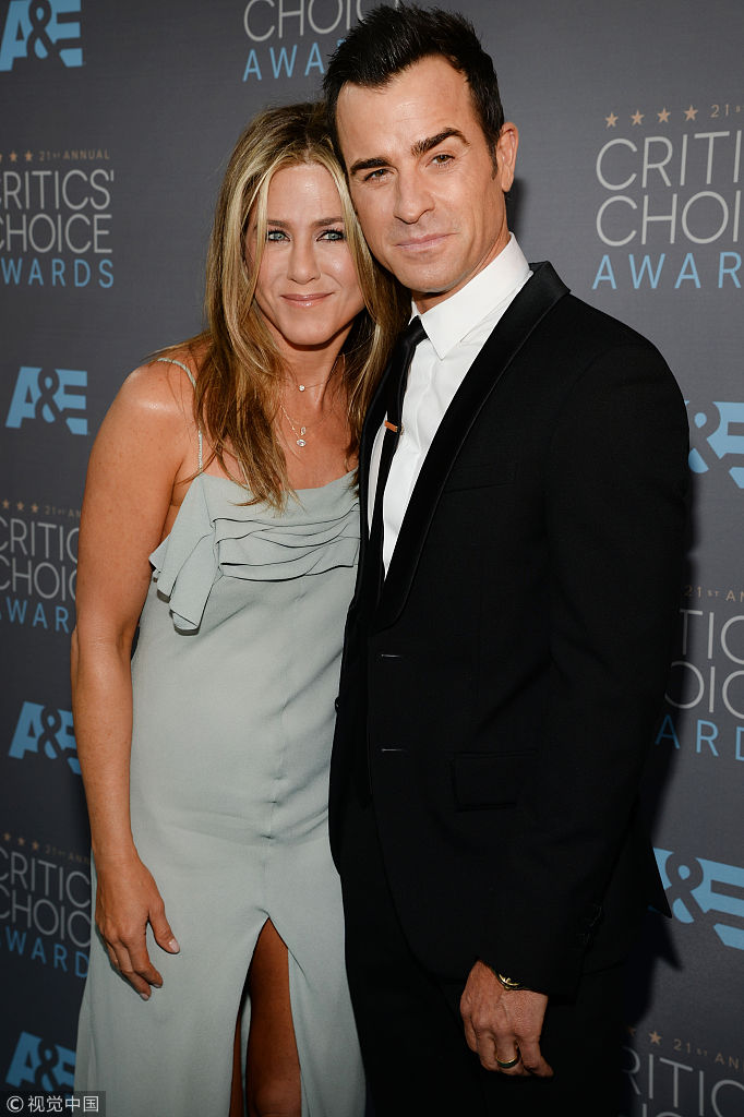 与皮特复合?安妮斯顿被爆与老公婚姻亮红灯 昔日恩爱瞬间甜到腻人