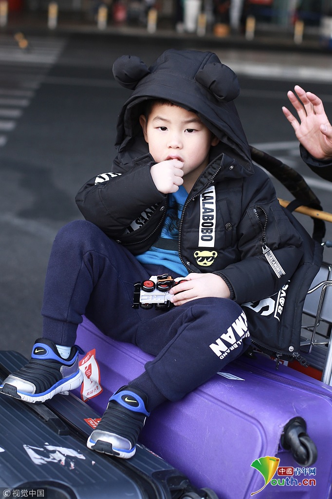 胡可素颜现身小鱼儿呆萌啃手 安吉乖巧帮妈妈推行李