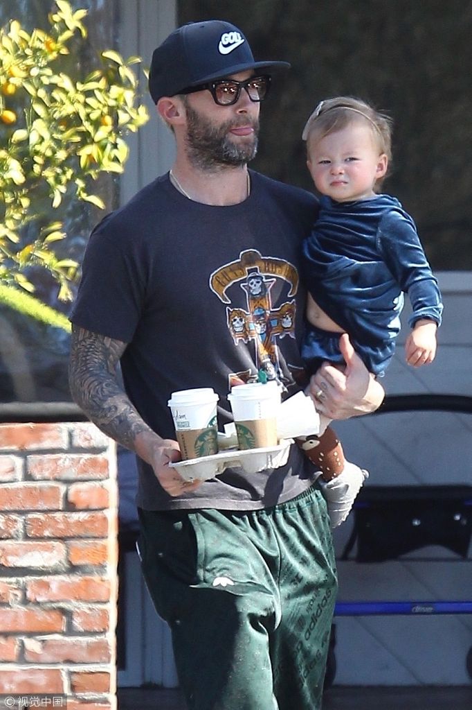 亚当·莱文( adam levine)胡子拉碴.