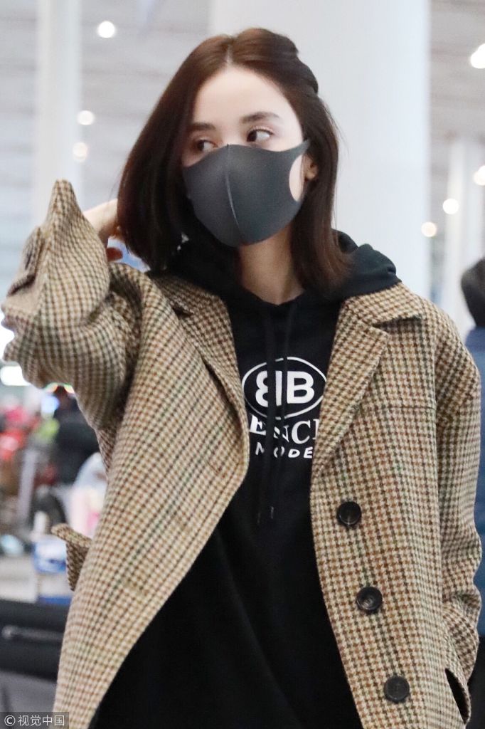 日前,古力娜扎结束韩国之行回国,黑色口罩遮面,现身北京机场.