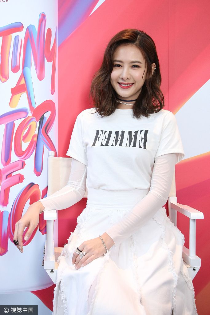 "宅男女神"安心亚白t配白裙清新脱俗 掐腰凹造型露甜笑撩发妩媚