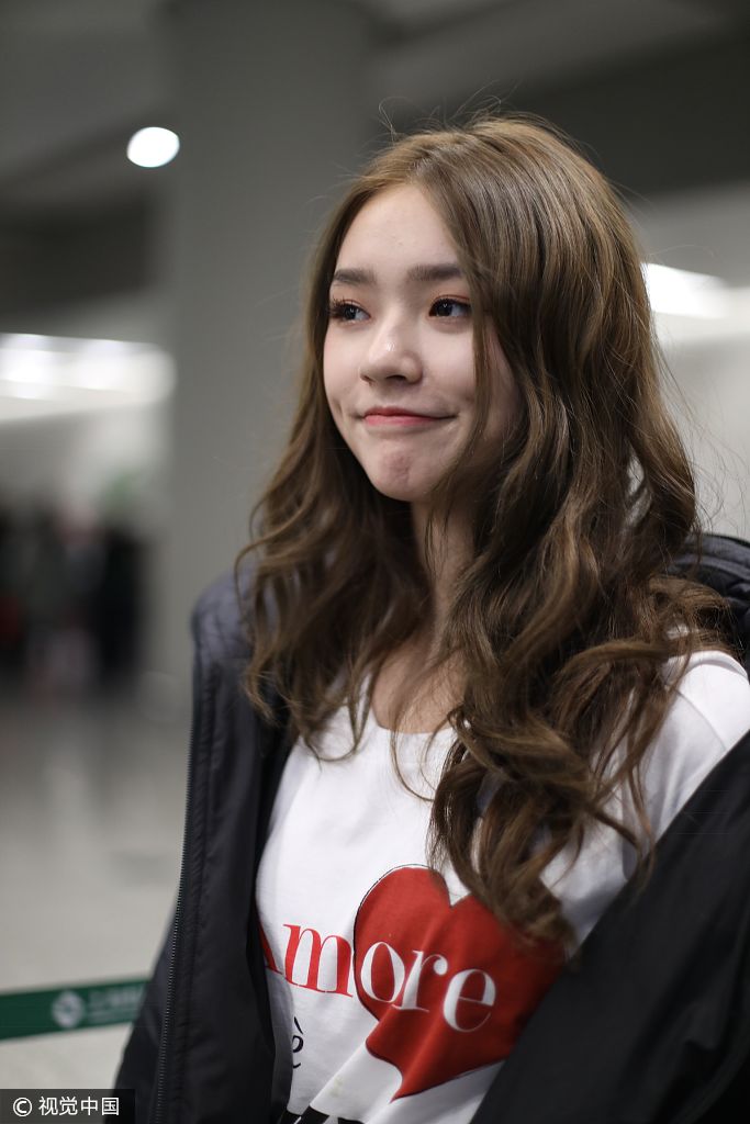 林允波浪卷披肩抿嘴露酒窝甜美可人 穿羽绒大衣保暖见镜头微微笑_新浪