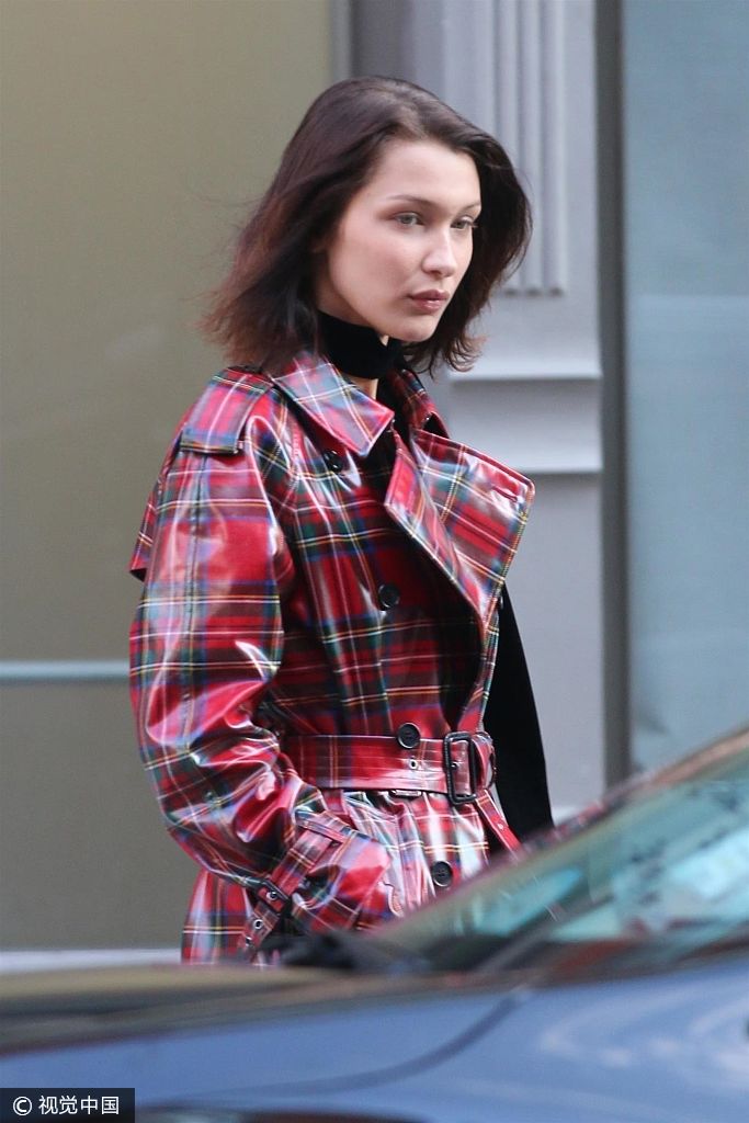 贝拉哈迪德格子风衣出行英姿飒爽街头与好友热聊面无表情