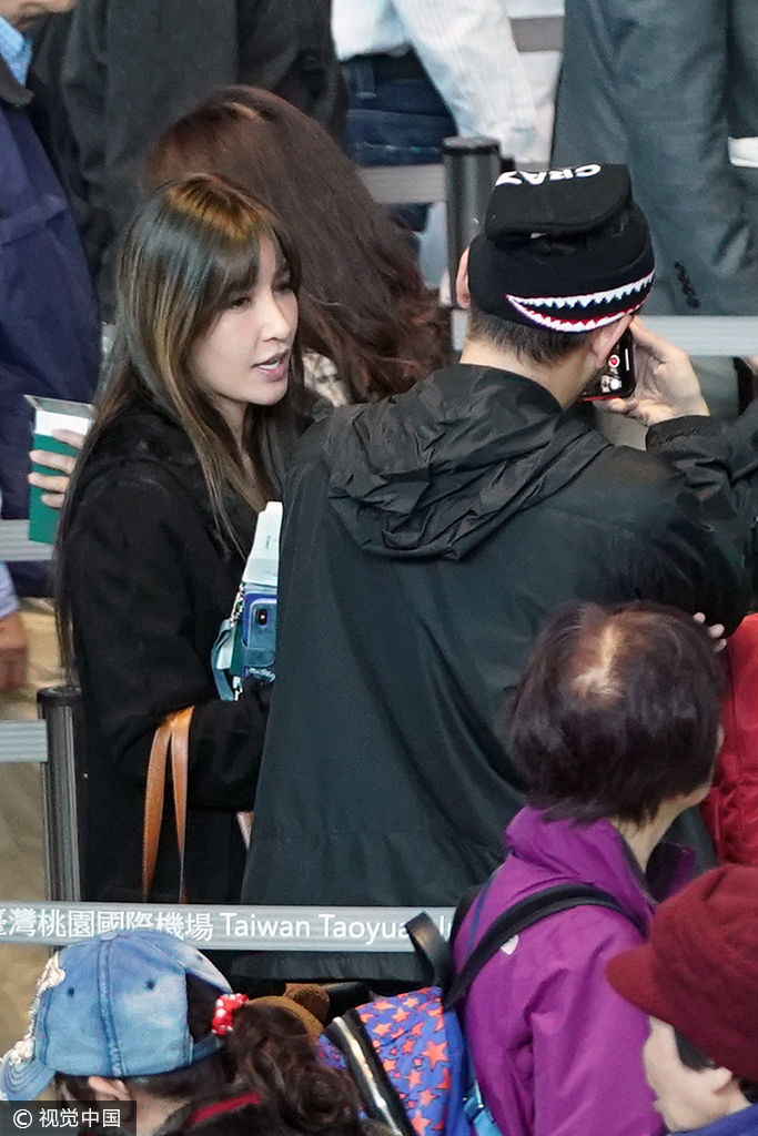 台湾艺人林柏升与女友许维恩机场拥吻 人群中亲昵秀恩爱旁若无人