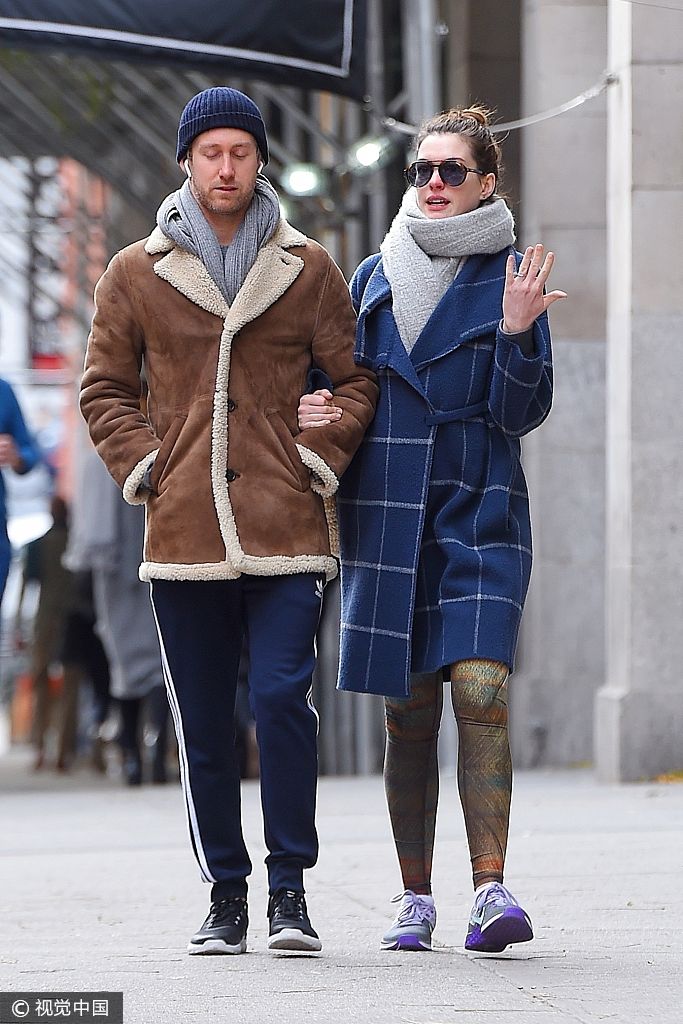 安妮·海瑟薇(anne hathaway)与老公亚当·舒尔曼( adam shulman)潮装