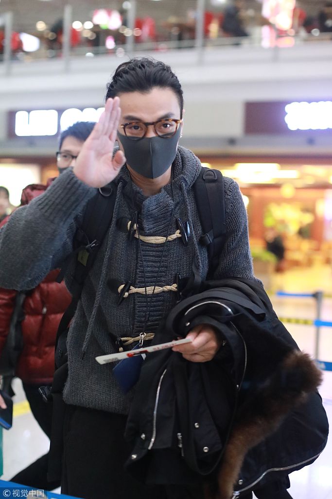 真的火了!周一围戴发箍扎小辫随性帅气 凭演技圈粉无数心情好