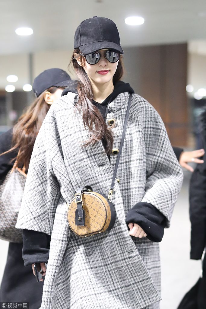 唐嫣穿格子大衣斜跨包包上演机场秀 红唇魅惑甜笑露酒窝