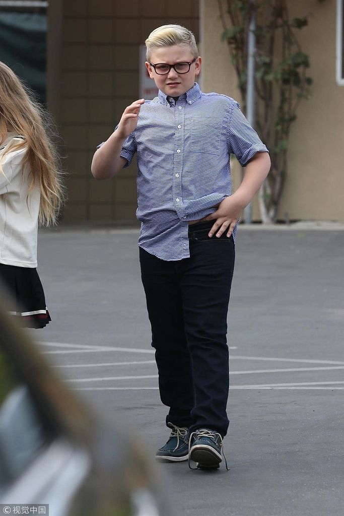 史蒂芬妮带仨萌娃参加教堂活动亲和力足 儿子胖乎乎女儿萌萌哒超温馨