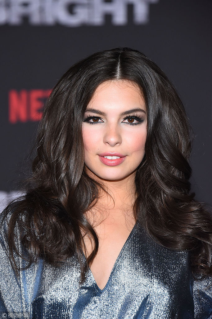 露西·弗莱(lucy fry)穿黑点拖地白裙秀香肩,威尔·史密斯(will smith