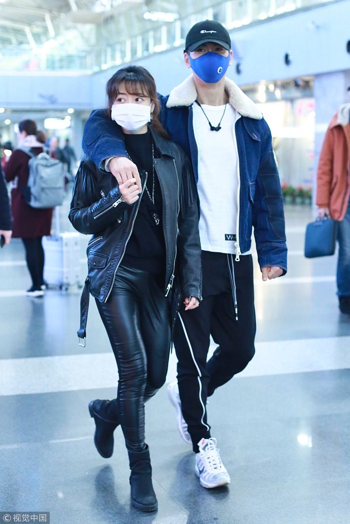 "最美青蛇"与老公勾肩搭背秀恩爱 机场十指紧扣似小情侣|恩爱|戴向宇