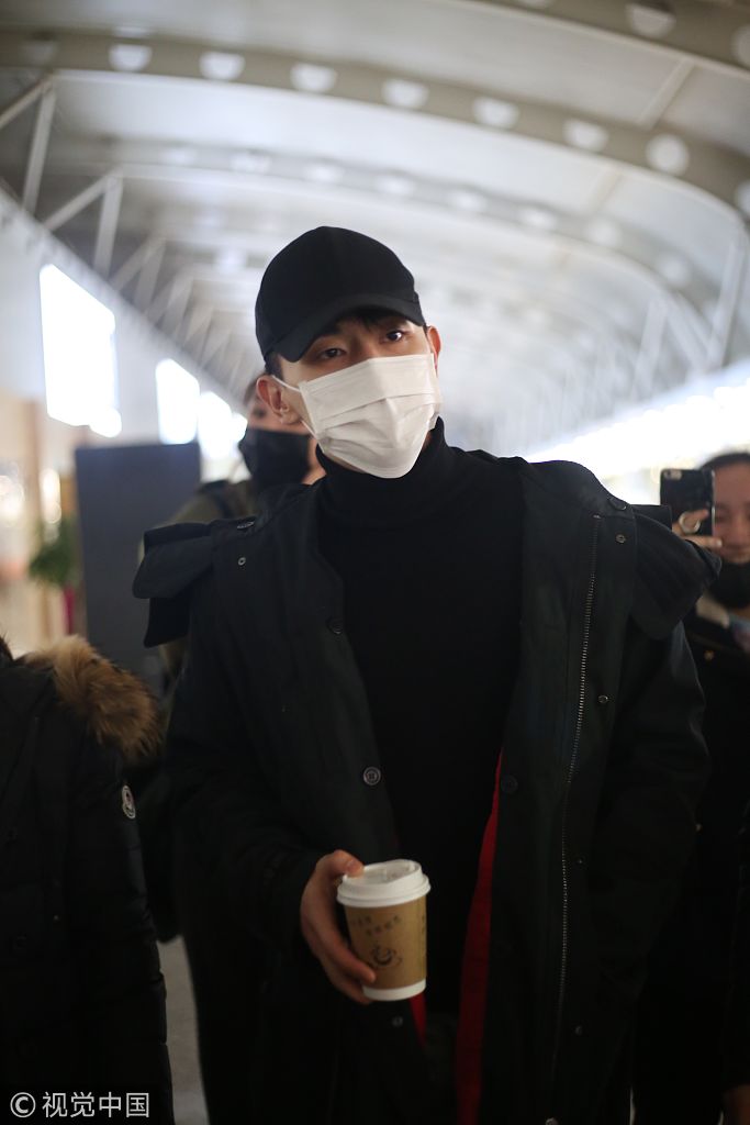 邓伦口罩遮面穿黑look瞪大眼盯镜头 手捧饮料取暖与粉丝挥手告别