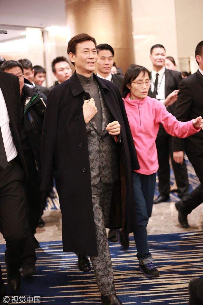 "香帅"年华已逝风采不减|风衣|大佬|郑少秋_新浪网