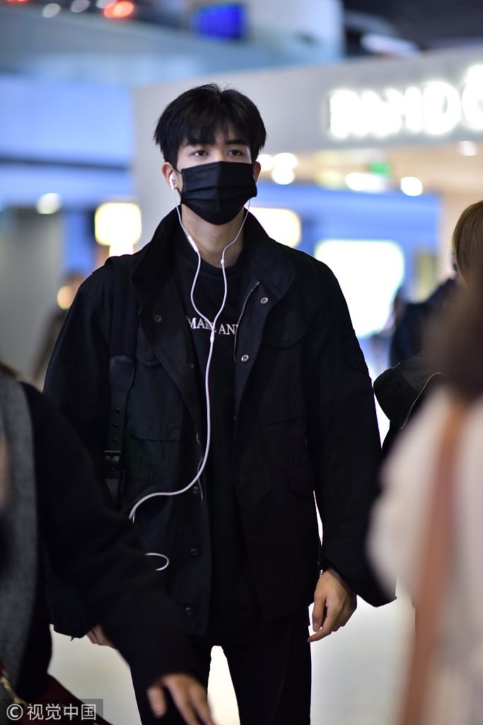 宋威龙口罩难遮帅脸.