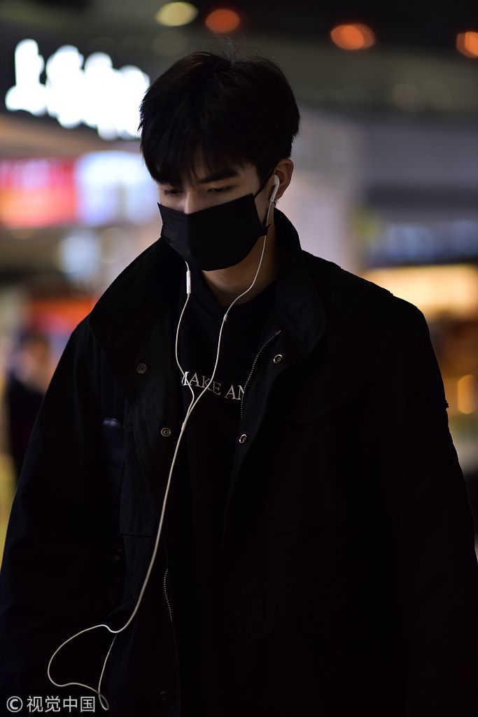 宋威龙秀大长腿.宋威龙口罩难遮帅脸.