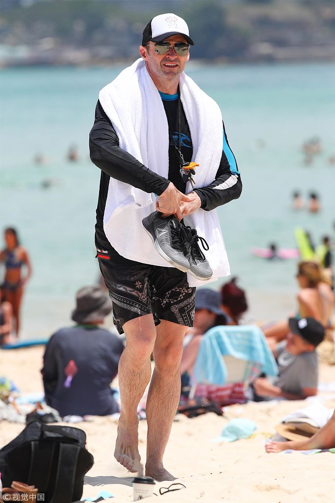 靓仔扎克·埃夫隆拍海滩晒日浴 休·杰克曼穿泳衣下水玩湿身诱惑