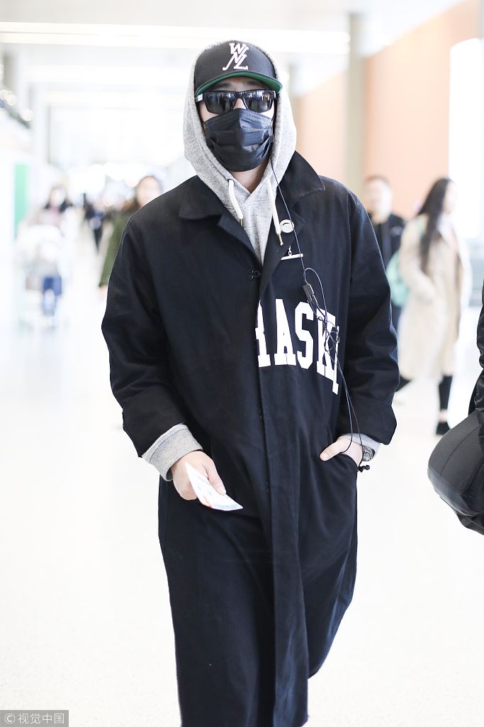潘玮柏口罩帽子墨镜全副武装获众人护驾气场十足