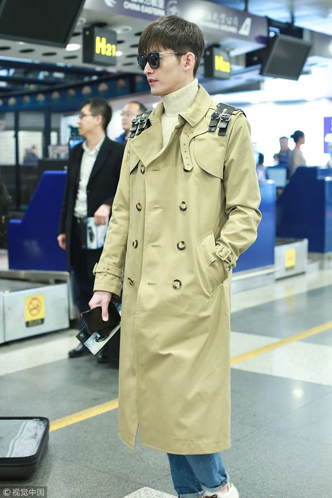 张翰穿长款风衣不改霸道总裁做派 对镜头绽放微笑